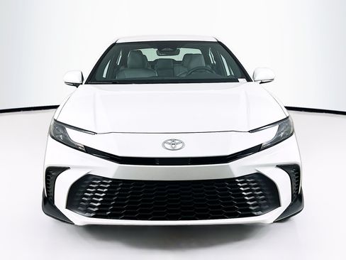 Used 2025 Toyota Camry SE w/ Convenience Package FWD image 2