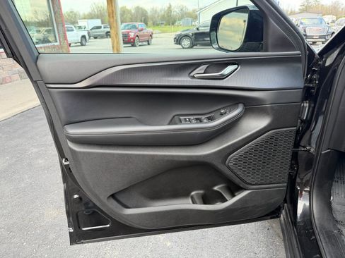 Used 2025 Jeep Grand Cherokee Altitude image 12