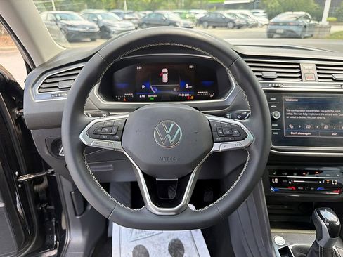Used 2023 Volkswagen Tiguan SE w/ Panoramic Sunroof Package FWD image 16