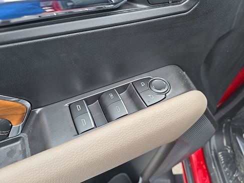 Used 2023 GMC Canyon Denali image 9