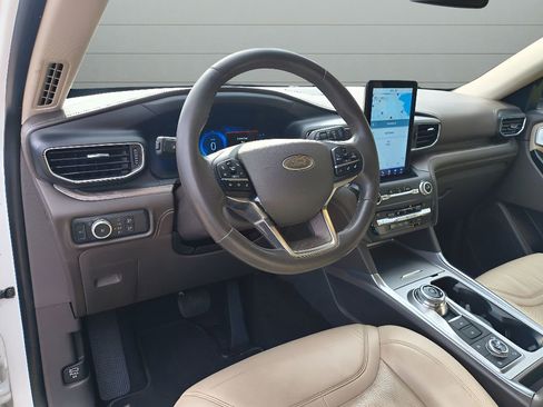 Used 2020 Ford Explorer Platinum w/ Premium Technology Package image 19