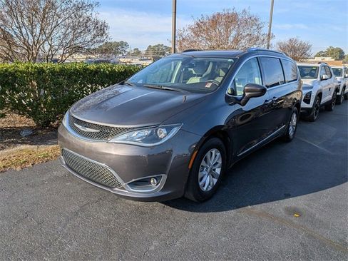 Used 2018 Chrysler Pacifica Touring-L Plus image 3