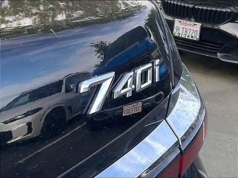 Used 2023 BMW 740i image 11