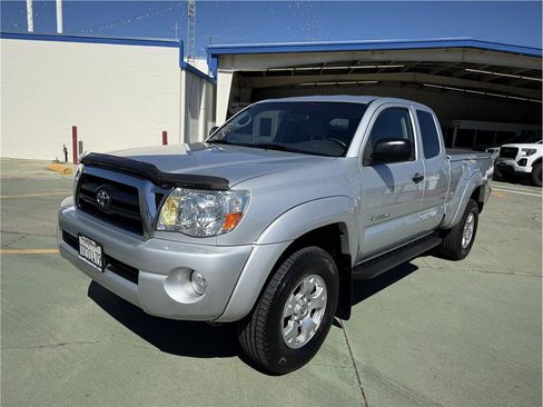 Used 2006 Toyota Tacoma PreRunner RWD image 2
