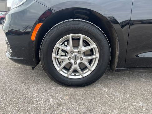 Used 2025 Chrysler Pacifica Select image 29