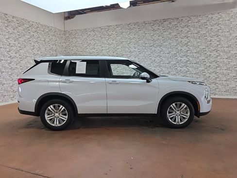 Used 2023 Mitsubishi Outlander ES FWD image 6