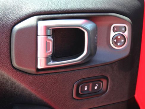 Used 2025 Jeep Wrangler Unlimited Sahara AWD/4WD image 13