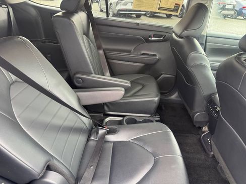 Used 2025 Toyota Highlander XLE AWD/4WD image 21