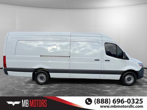 Used 2024 Mercedes-Benz Sprinter 2500 image 2