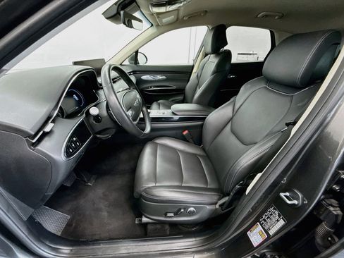 Used 2025 Genesis GV70 2.5T AWD/4WD image 13