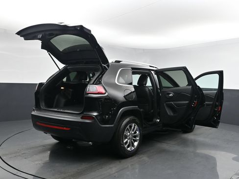 Used 2019 Jeep Cherokee Latitude Plus w/ Cold Weather Group AWD/4WD image 27