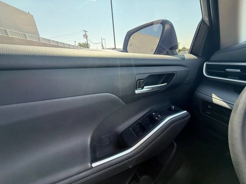 Used 2024 Toyota Highlander XLE FWD image 13