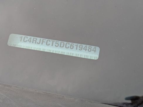 Used 2013 Jeep Grand Cherokee Overland Summit image 16