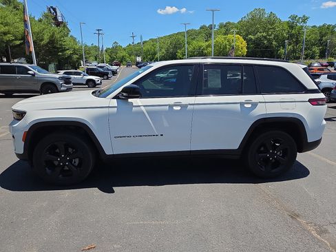 Used 2023 Jeep Grand Cherokee Altitude AWD/4WD image 6