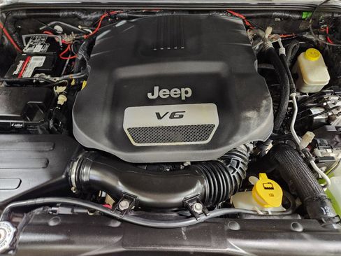 Used 2015 Jeep Wrangler Unlimited Sahara w/ Max Tow Package AWD/4WD image 49