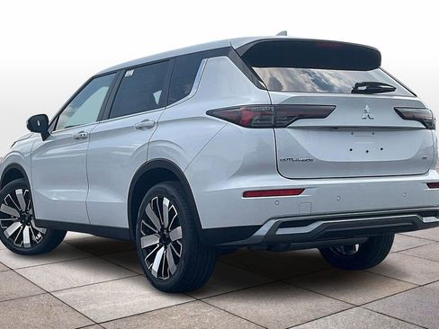 New 2025 Mitsubishi Outlander SE image 3