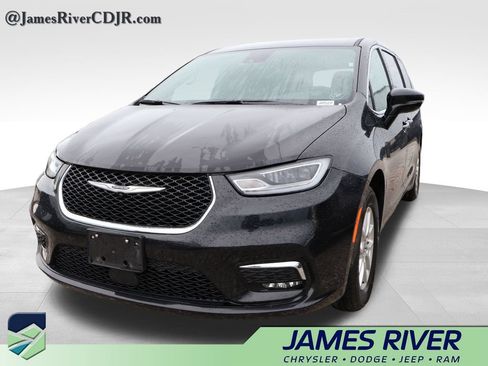 Used 2025 Chrysler Pacifica Select FWD image 3