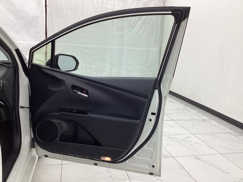 Used 2018 Toyota Prius Prime Premium image 19