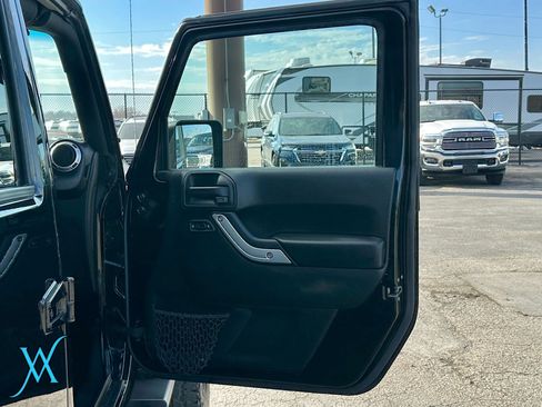 Used 2018 Jeep Wrangler Unlimited Sahara w/ Connectivity Group AWD/4WD image 16