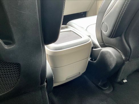 Used 2023 Chrysler Pacifica Touring-L FWD image 10