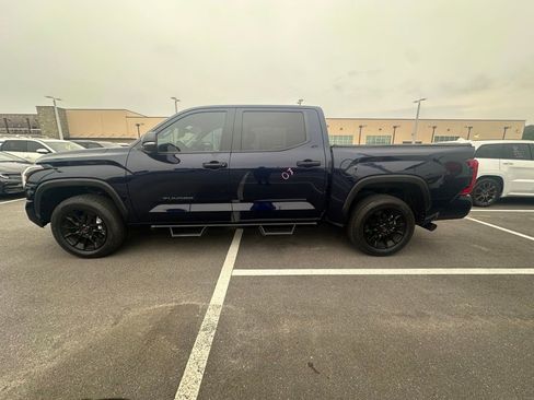Used 2023 Toyota Tundra SR5 w/ SR5 Convenience Package AWD/4WD image 4