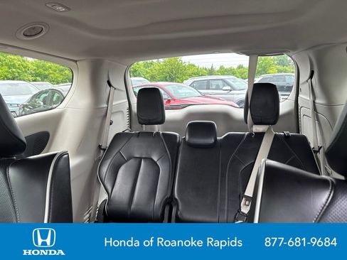 Used 2023 Chrysler Pacifica Limited FWD image 23