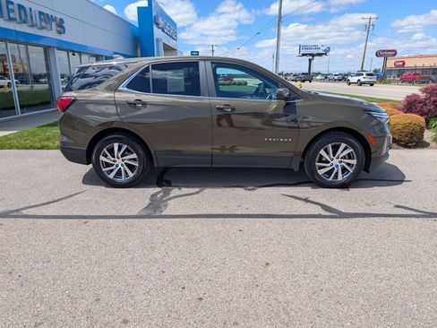 Used 2023 Chevrolet Equinox LT FWD image 2