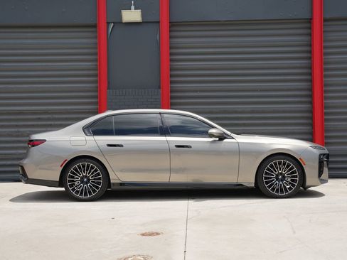 Used 2025 BMW 760i xDrive w/ Executive Package AWD/4WD image 3