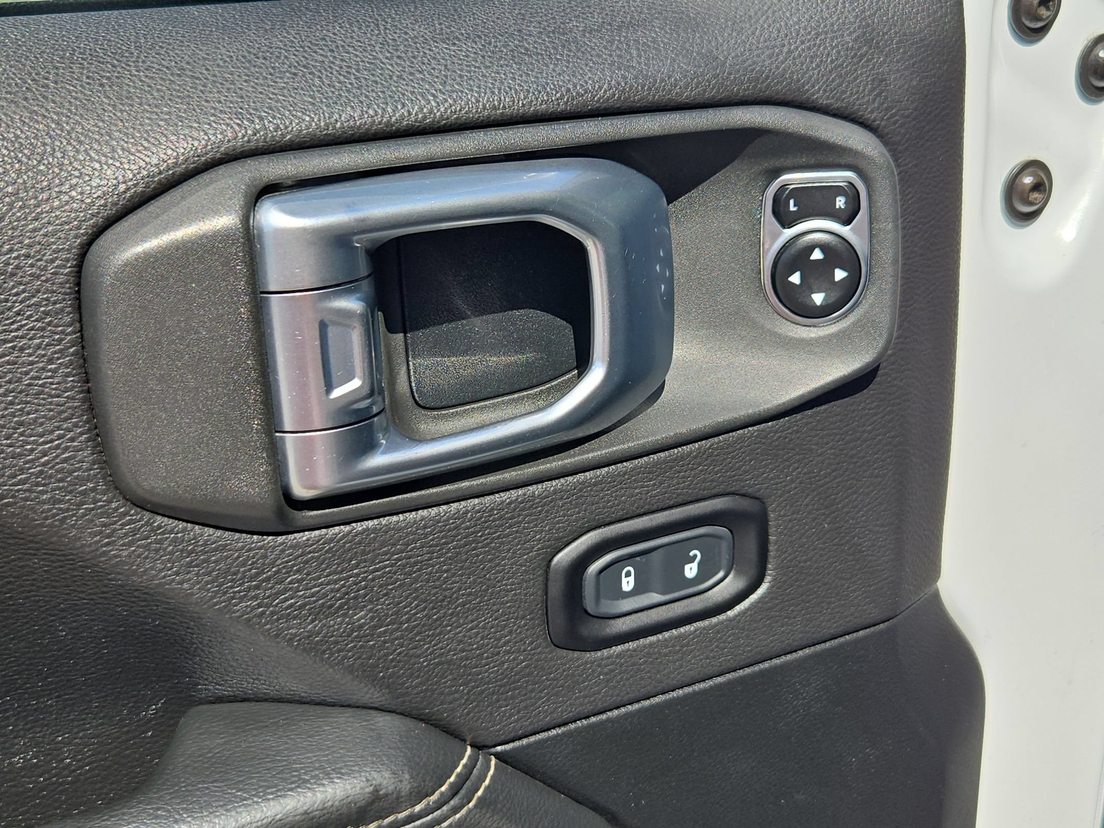 Used 2020 Jeep Gladiator Overland AWD/4WD image 11
