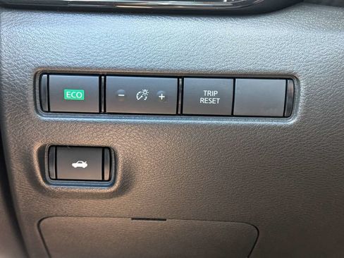 Used 2025 Nissan Sentra SR w/ SR Premium Package FWD image 29