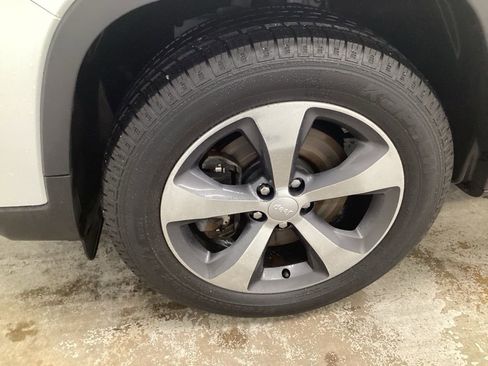 Used 2020 Jeep Cherokee Limited AWD/4WD image 4