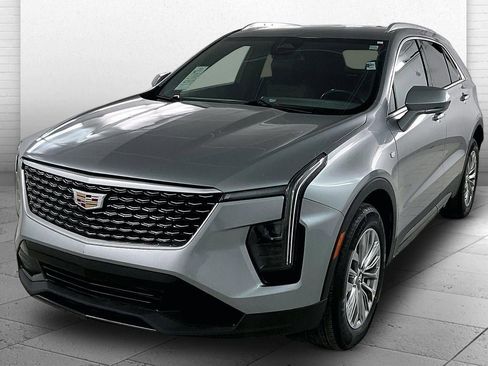 Used 2024 Cadillac XT4 Premium Luxury image 3