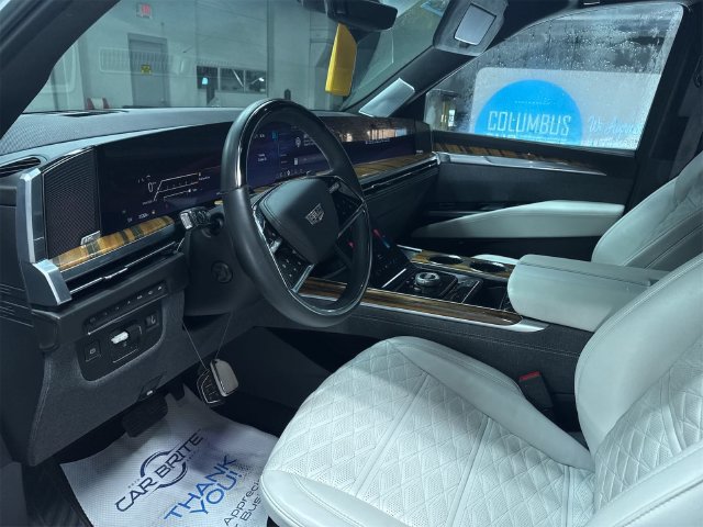 Used 2025 Cadillac Escalade Premium Luxury Platinum AWD/4WD image 3