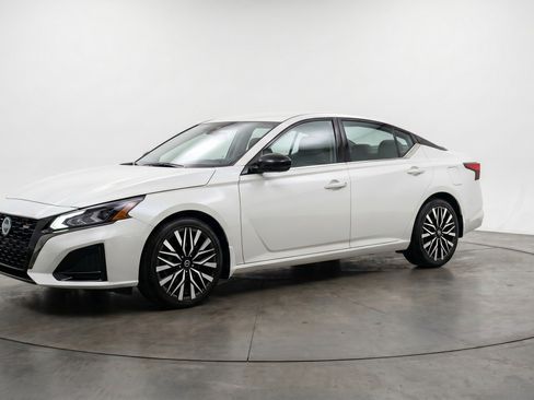 Used 2025 Nissan Altima 2.5 SV FWD image 3