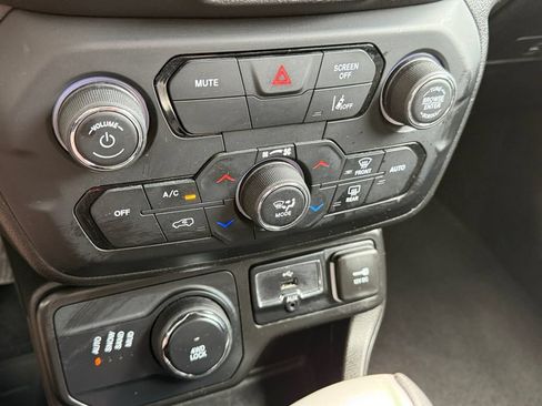 Used 2023 Jeep Renegade Latitude AWD/4WD image 34
