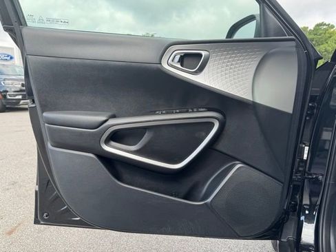 Used 2023 Kia Soul LX image 14