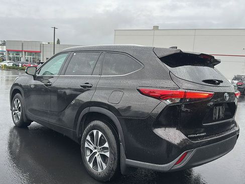 Used 2022 Toyota Highlander XLE AWD/4WD image 2