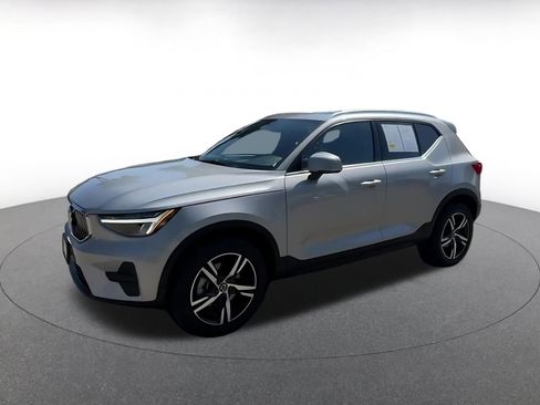 Used 2024 Volvo XC40 B5 Core image 8