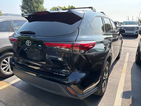 Used 2020 Toyota Highlander XLE AWD/4WD image 3