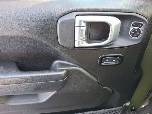 Used 2024 Jeep Wrangler Rubicon image 12