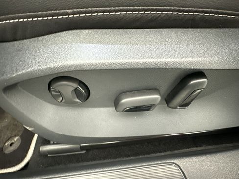 Used 2023 Volkswagen Taos SE w/ Panoramic Sunroof Package image 14