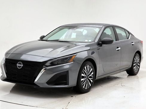 Used 2025 Nissan Altima 2.5 SV FWD image 2