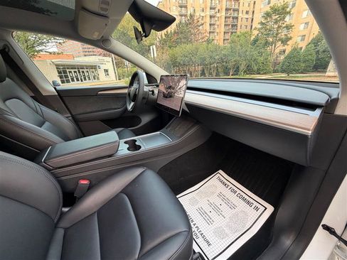 Used 2024 Tesla Model Y Long Range AWD/4WD image 38