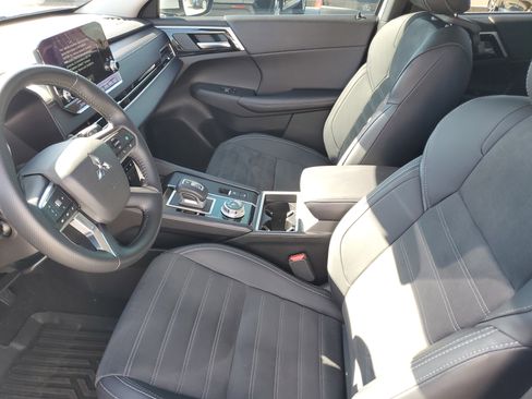 Used 2024 Mitsubishi Outlander AWD image 17