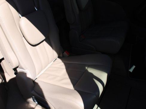 Used 2013 Chrysler Town & Country Touring image 18