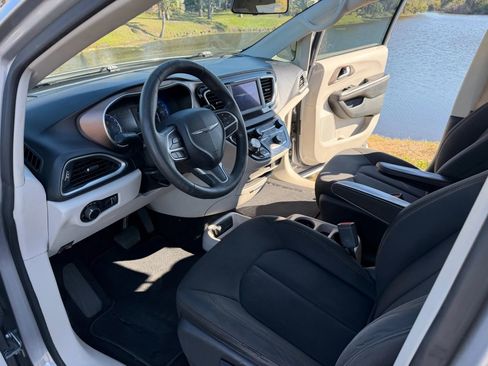 Used 2018 Chrysler Pacifica L image 10