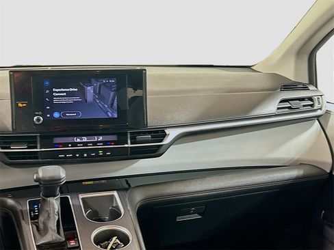 Used 2025 Toyota Sienna LE image 19