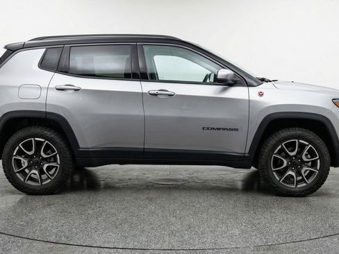Used 2025 Jeep Compass Trailhawk image 11