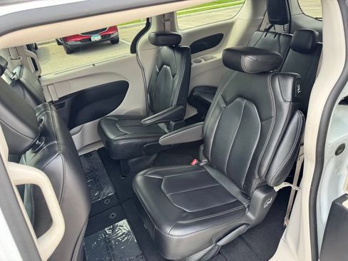 Used 2023 Chrysler Pacifica Touring-L FWD image 9