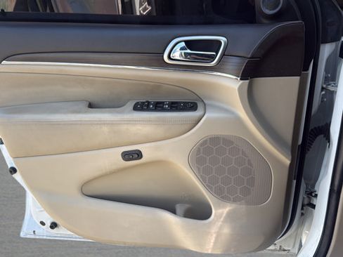 Used 2014 Jeep Grand Cherokee Overland AWD/4WD image 10